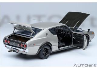 NISSAN SKYLINE 2000 GT-R (KPGC110) TUNED VERSION „CARBON BLACK BONNET“ silber AUTOart 1:18 Composite
